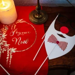 Chemin de Table Suédine Rouge Joyeux Noël Floqué Or