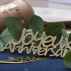 4 décorations en bois "Joyeux Anniversaire" à parsemer - Couleur au choix