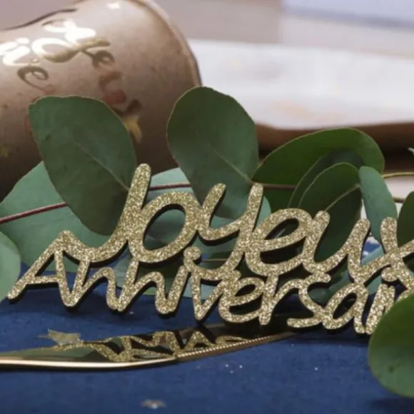 4 décorations en bois "Joyeux Anniversaire" à parsemer - Couleur au choix