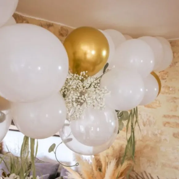 Kit arche 60 ballons - Blanc et Or et Guirlandes d'Eucalyptus
