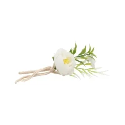 Panier de fleurs séchées et roses dans un pot ovale blanc