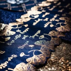 Ruban de Table en Satin Feuilles de Ginkgo Marine et Or